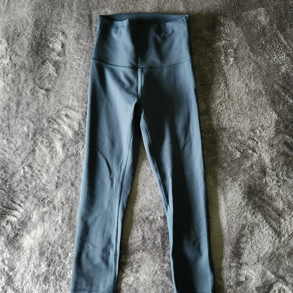 lulukemon Wunder Train Crop In Submarine. EUC. Size 2. - Picture 3 of 6